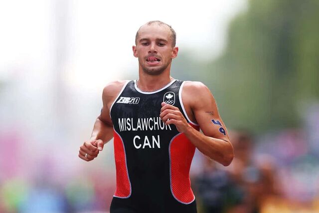 Atleta canadiense vomita después de competir en triatlón de París 2024