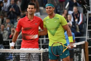 Novak Djokovic deja en el camino a Nadal y avanza en Paris 2024