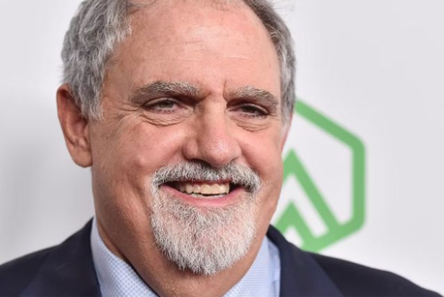 Hollywood reaccionó con profunda conmoción este sábado 6 de julio ante la trágica noticia del fallecimiento de Jon Landau, honrando su legado como lo hace con cada una de sus leyendas perdidas.