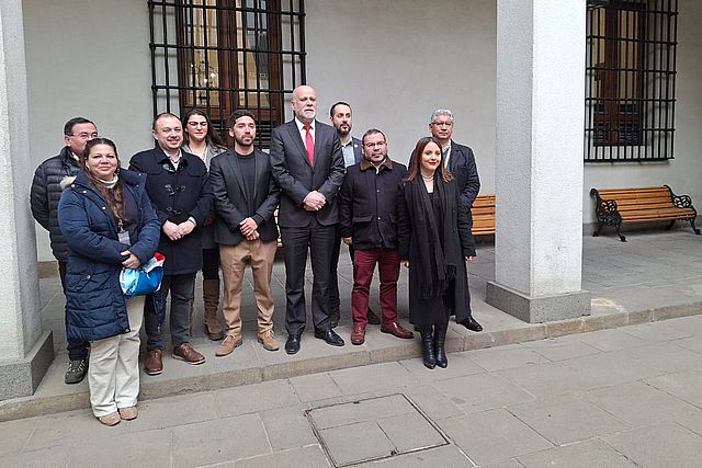 Los diputados Juan Santana (PS), Luis Cuello (PC), Camila Musante (IND-PPD) y Andrés Giordano (FA) se reunieron con el ministro de la Secretaría General de la Presidencia, Álvaro Elizalde, para pedir que el veto presidencial anunciado por el gobierno, que establece multas por el voto obligatorio, incluya también un feriado irrenunciable para los dos días de las elecciones municipales de octubre.