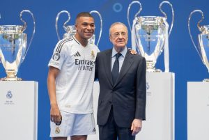 Tras largos meses de espera, finalmente Kylian Mbappé fue presentado en el Real Madrid. Aunque el equipo merengue anunció su fichaje a principios de junio, todo estaba planificado para que el francés se enfundara la camiseta blanca este martes 16 de julio.