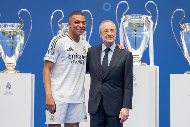 Tras largos meses de espera, finalmente Kylian Mbappé fue presentado en el Real Madrid. Aunque el equipo merengue anunció su fichaje a principios de junio, todo estaba planificado para que el francés se enfundara la camiseta blanca este martes 16 de julio.