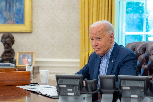 Joe Biden olvida el nombre de su secretario de Defensa y lo llama "el tipo negro"