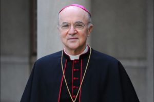 El Vaticano excomulga al arzobispo Viganò por desafiar la autoridad papal.