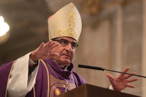 Arzobispo de Santiago cuestiona apoyo a proyecto de eutanasia