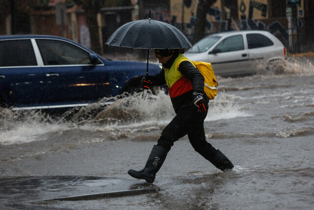 Se viene la lluvia y Boric llama a que "no nos confiemos"