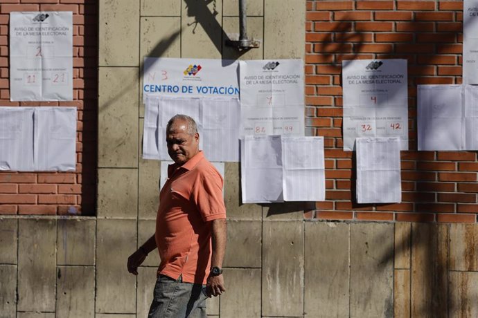 pasadas las 18:00 hora local (22:00 GMT – 18:00 en Chile) de este domingo comenzó el cierre de algunas mesas de votación de los más de quince mil centros de sufragio habilitados por el Consejo Nacional Electoral para las elecciones en Venezuela.