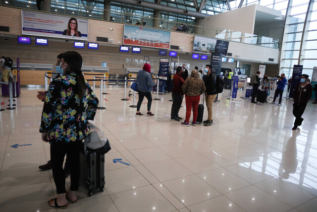 Aeropuerto de Santiago cancela vuelos por el sistema frontal