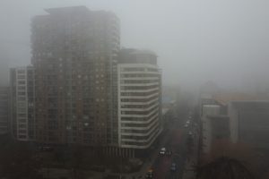 Densa niebla cubre diversos sectores de la capital