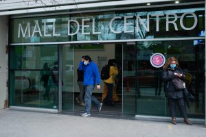 Incautan productos Apple falsificados en mall de Concepción