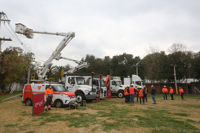 Sistema frontal: Enel y CGE activan planes preventivos en la RM