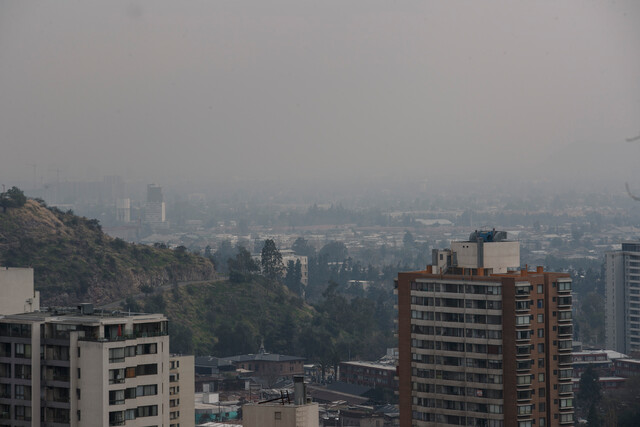 Debido a las condiciones atmosféricas desfavorables en la cuenca de Santiago, la Delegación Presidencial ha declarado Alerta Ambiental para este domingo en la región Metropolitana.