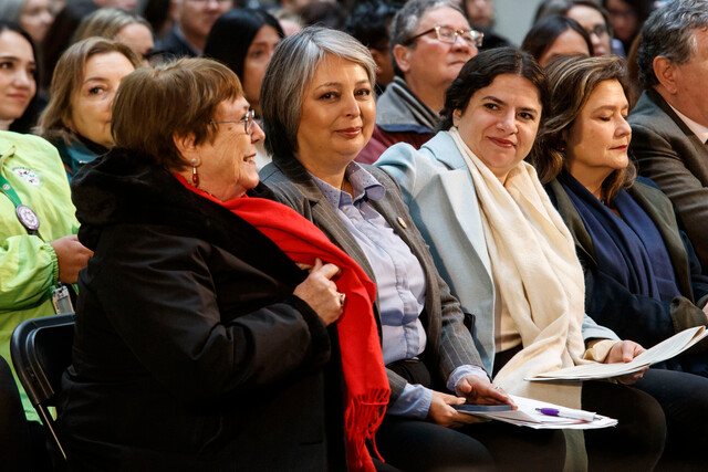 Los partidos de Chile Vamos –Unión Demócrata Independiente (UDI), Renovación Nacional (RN) y Evolución Política (Evópoli)– han instado a la expresidenta Michelle Bachelet a rendir cuentas por las reformas que, según ellos, siguen afectando a los chilenos.