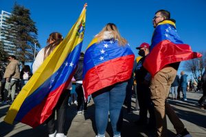 Esta mañana, Guillermo Ramírez, presidente de la UDI, acompañado de Álvaro Bellolio y del activista Romer Rubio, presentará una solicitud de nacionalidad por gracia. La iniciativa busca apoyar a los perseguidos por el régimen de Nicolás Maduro y sigue el ejemplo del expresidente Sebastián Piñera, quien hizo una propuesta similar en Cúcuta en 2019.