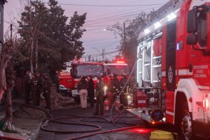 17 compañías de bomberos combaten incendio en Recoleta