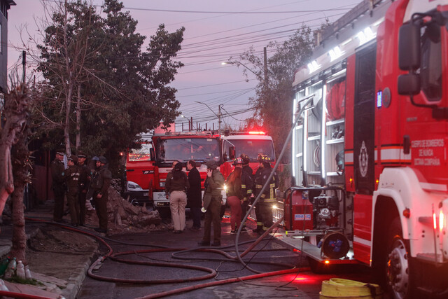 17 compañías de bomberos combaten incendio en Recoleta