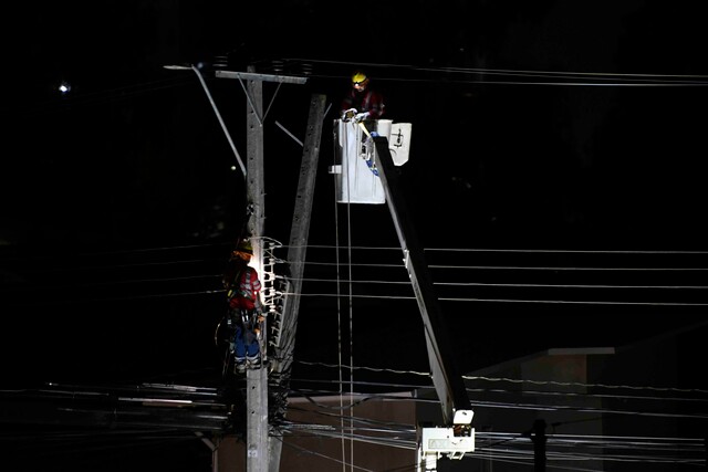 Después de tres días sin electricidad a causa del sistema frontal, varias personas salieron en varias comunas de Chile a mostrar su descontento.