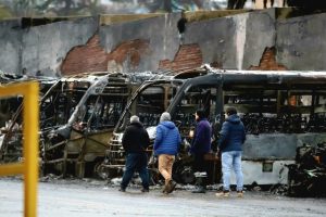 Incendio consume 17 buses en terminal de Valparaíso