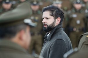 Durante su gira por la Región de La Araucanía, el Presidente Gabriel Boric reafirmó la postura de la ministra del Interior, Carolina Tohá, sobre la conexión entre grupos que respaldan la causa mapuche y la delincuencia común.