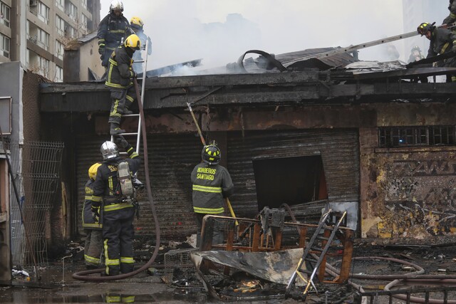 Incendio consume locales comerciales en Estación Central