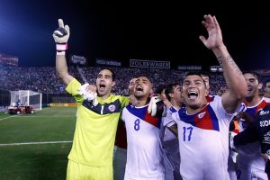 Arturo Vidal y Medel se despiden de Claudio Bravo