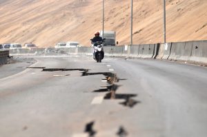 Hernando Tavera, presidente ejecutivo del Instituto Geofísico del Perú (IGP), ha señalado que desde 2015, el IGP ha advertido sobre las condiciones en la costa central del país que podrían desencadenar un terremoto de gran magnitud.