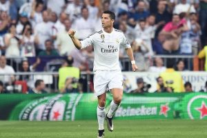 Cristiano Ronaldo recibe premio especial por el presidente de la UEFA