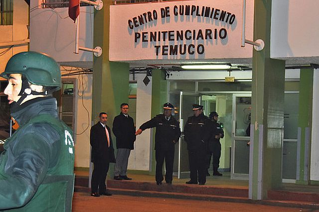 Según información obtenida en exclusiva por La Radio, personal de Gendarmería del Centro de Cumplimiento Penitenciario de Temuco arrestó este sábado a la madre de Pelantaro Llaitul por intentar introducir un teléfono móvil en la prisión.