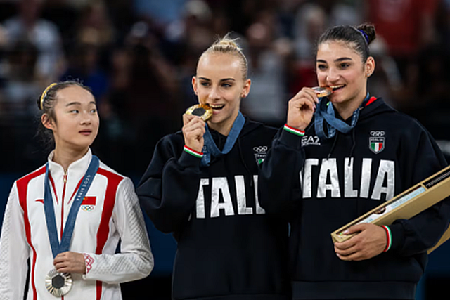 La gimnasta china Zhou Yaqin protagonizó uno de los momentos más conmovedores de los Juegos Olímpicos de París 2024 al ganar la medalla de plata en barra de equilibrio.