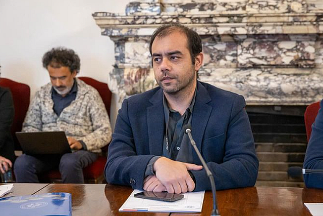 El gobierno anunció este lunes la destitución de Juan Pablo Leonelli Lepín de su puesto en la Comisión para la Paz y el Entendimiento. Esta decisión sigue a la detención de Leonelli por parte de la Policía de Investigaciones (PDI) de Temuco, realizada el día anterior, en relación con el "caso Manicure", una de las ramas del caso conocido como "líos de platas políticas".