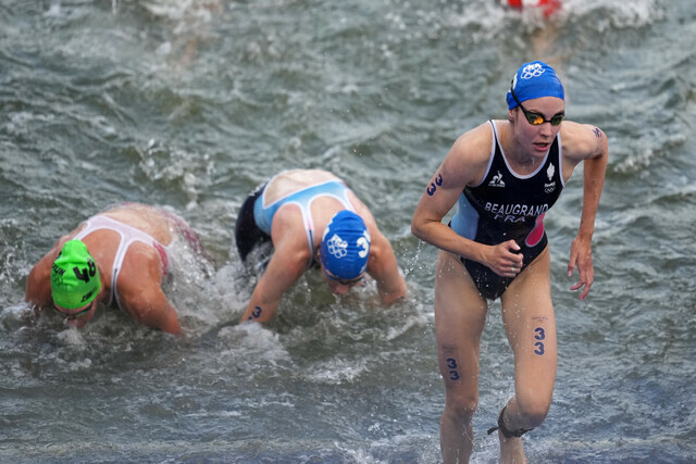 París 2024: Cancelan entrenamientos de natación en el Sena por contaminación