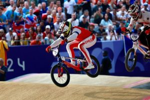 Mauricio Molina sufre caída en semifinales del BMX Racing y se retira de París 2024