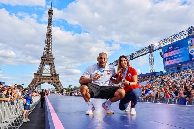 Francisca Crovetto y Acosta desfilaron frente a la Torre Eiffel