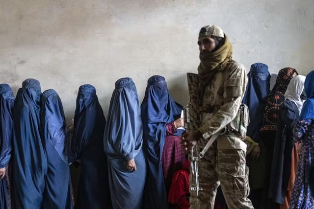 Talibanes rechazan críticas de la ONU por nuevas restricciones a mujeres