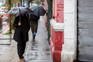 No ha guardado el paraguas, ¿verdad? Viene más lluvia