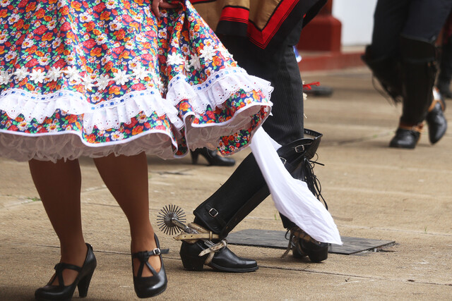 Metro de Santiago realiza pie de cueca en Estación Central