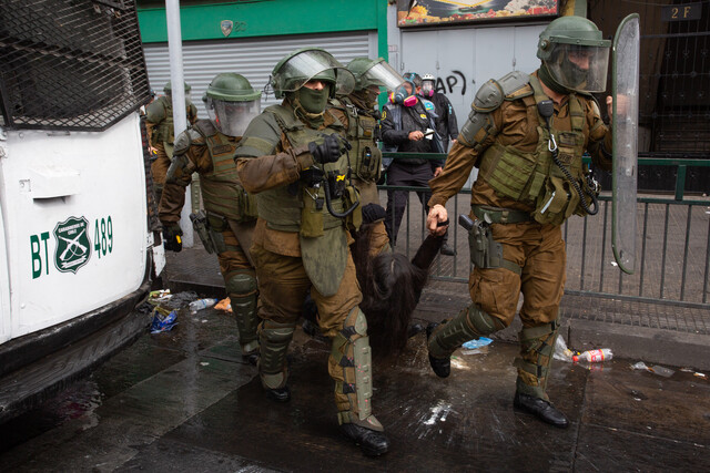 INDH se querella contra Carabineros por violencia excesiva a estudiantes del Liceo 1 - Agencia UNO