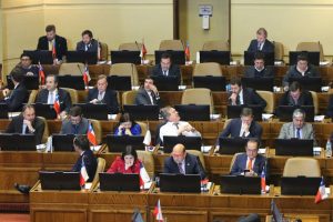 En la jornada de este lunes, diputados del Partido Republicano presentaron acusaciones sobre supuestas prácticas anticompetitivas entre Codelco y Enami, en relación con la compra del 10% de la minera Quebrada Blanca y la adquisición de la minera Salar Blanco.