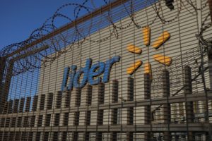 ¿La cadena Walmart cerrará 11 tiendas en Chile?