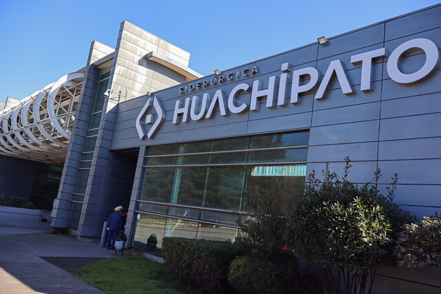 Esta mañana, contratistas llevaron a cabo una protesta frente a la sede de Huachipato, exigiendo los mismos beneficios que han sido acordados para los trabajadores de la empresa.