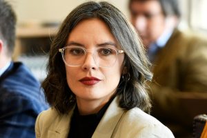 La ministra vocera de gobierno, Camila Vallejo (PC), se refirió al segundo aniversario del triunfo de la opción que descartó la idea de reemplazar la Constitución vigente en 2022.