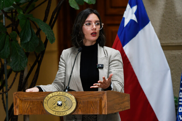 En la conferencia de prensa habitual de los lunes, la ministra vocera del gobierno, Camila Vallejo (PC), abordó las declaraciones del presidente del Partido Comunista, Lautaro Carmona, quien afirmó que estamos frente a "una verdadera dictadura comunicacional".