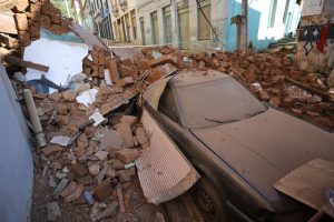 Derrumbe en casco histórico de Valparaíso deja 15 damnificados