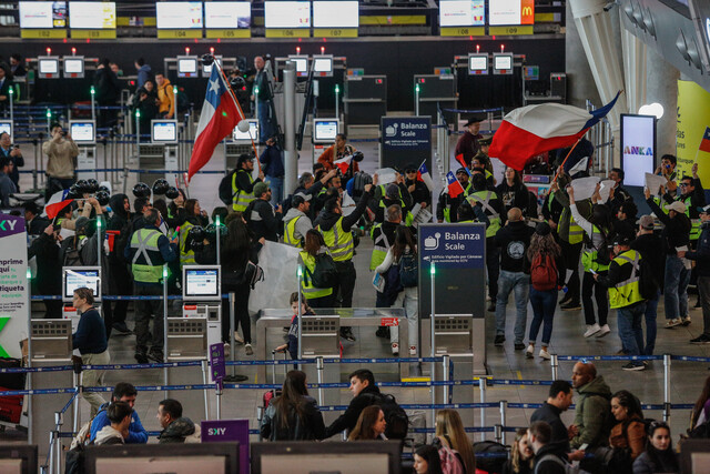 Inicia huelga de trabajadores del Aeropuerto de Santiago