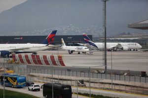 Aerolíneas anuncian medidas por huelga en Aeropuerto de Santiago