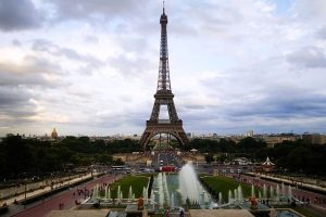 Familia Eiffel rechaza mantener anillos olímpicos en la Torre