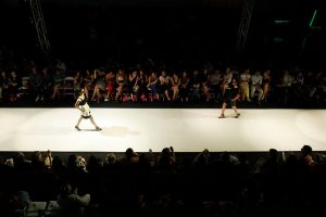 La cantante Belinda sufre caída durante importante desfile