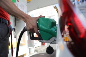 Ministro Marcel adelanta baja en precios de los combustibles