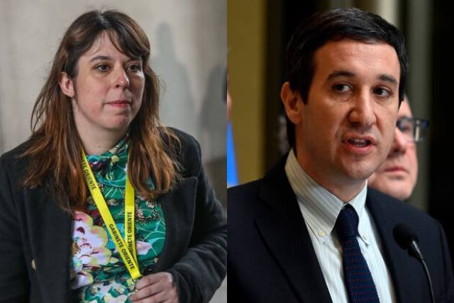 Este domingo, la presidenta del Frente Amplio (FA), Constanza Martínez, y el presidente de la Unión Demócrata Independiente (UDI), Guillermo Ramírez, se enfrentaron en un intercambio intenso sobre el caso Hermosilla. Durante la semana, Martínez había instado a la UDI a no guardar silencio sobre el asunto que involucra al abogado Luis Hermosilla, argumentando que “la lucha contra la corrupción también es una lucha contra el crimen organizado”. Estas declaraciones no fueron bien recibidas por Ramírez, quien en una entrevista con El Mercurio, criticó a Martínez, quien había sido delegada presidencial de la Región Metropolitana hasta hace poco. “Que la presidenta del Frente Amplio no venga a darnos lecciones de probidad, especialmente cuando su propio gobierno tuvo un escándalo significativo como el caso Convenios”, declaró el actual presidente de la UDI. Martínez respondió con firmeza en su cuenta de X, refutando las críticas. “Guillermo, no estoy aquí para dar lecciones a nadie, y la UDI no debe rendir cuentas ni al Frente Amplio ni a mí”, expresó la presidenta del FA. Añadió que la UDI tiene la obligación, ante el pueblo chileno, de probar que no son cómplices de la red de corrupción de Hermosilla. Martínez también mencionó que sus preguntas son “legítimas”, señalando que el respaldo a Chadwick en la entrevista y la historia de corrupción asociada con figuras de la UDI, como Jovino Novoa y Jaime Orpis, deben ser considerados.