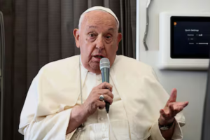 El papa Francisco señaló que los católicos en Estados Unidos deberán elegir en las próximas elecciones considerando "el mal menor", al referirse a la postura de la candidata demócrata Kamala Harris sobre el derecho al aborto y la promesa del republicano Donald Trump de deportar a millones de inmigrantes.